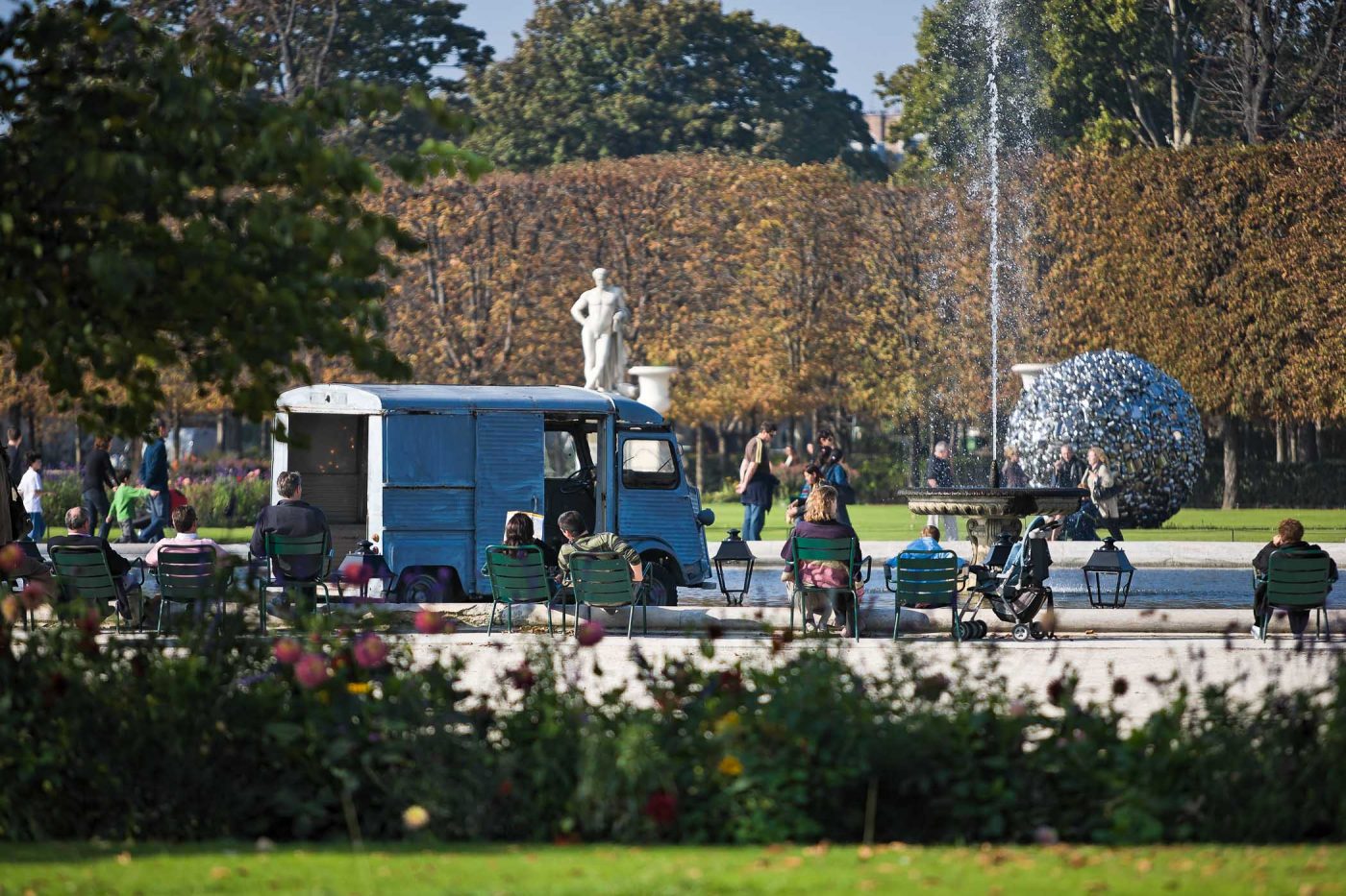 Une camionette Citroën dans le plan d'eau