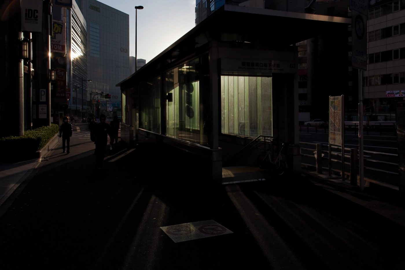 Shinjuku-tounangouchi Sidewalk (entrée)