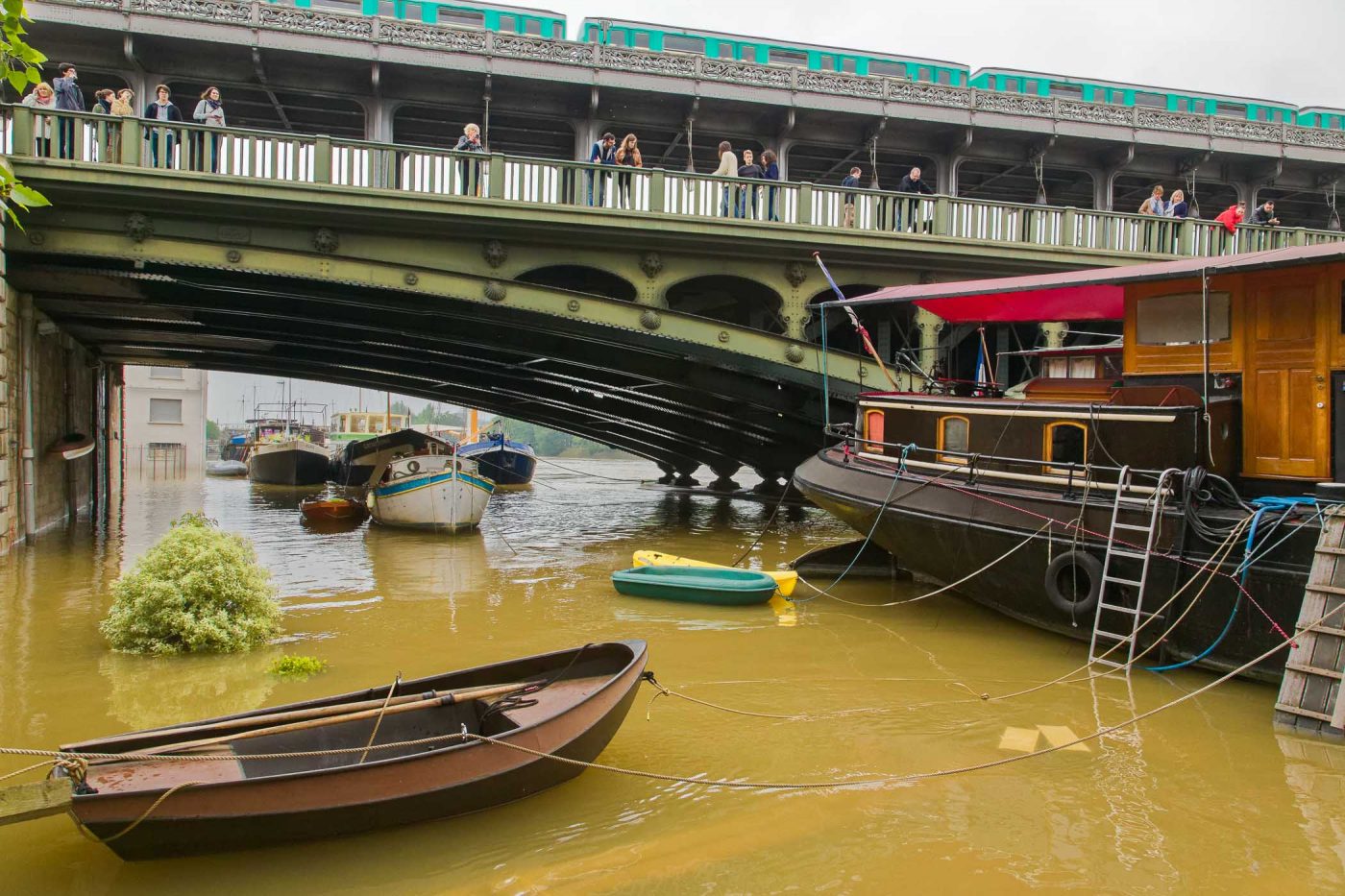 Sous le pont de Bir-Hakeim